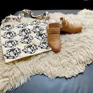 Freda Salvador Keen Mule: Natural Calf. Size 7.